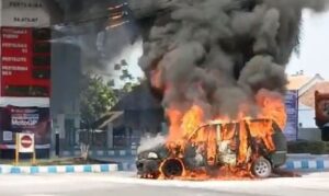 Mobil Toyota Kijang Terbakar saat Antre di SPBU Besuk
