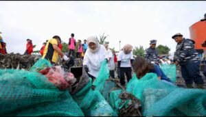 Pemkab Banyuwangi Bersih-Bersih Pantai Bareng Sungai Watch