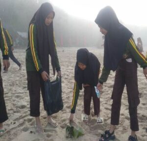 Perhutani Bersama Pramuka Saka Wanabakti Bersih-bersih Pantai
