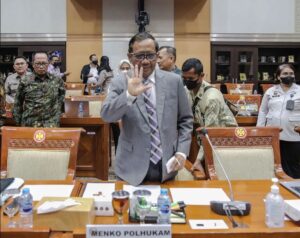 Peran Oligarki dalam Pengambilan Keputusan Negara