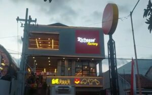 Richeese Factory Banyuwangi Ditutup oleh Satpol PP