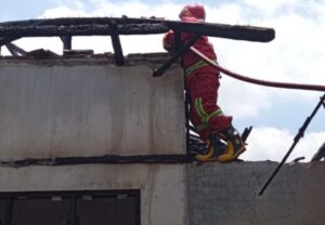 Kebakaran Menghanguskan Rumah di Songgon