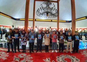 Bupati Banyuwangi Ipuk Fiestiandani Meluncurkan Antologi Puisi