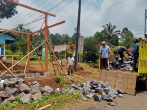 Babinsa Gucialit Bantu Warga Bangun Gudang Pupuk Pawon Urip