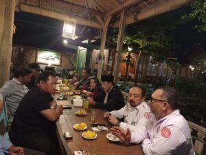 Ngopi Break Sam Tito di Cafe Parikaton