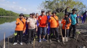 SMAN 1 Genteng Gelar Penanaman Bibit Pohon Mangrove