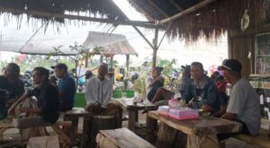 pengunjung pantai wonosari sobo banyuwangi