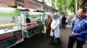 BPR Jatim Bantu Pedagang Kaki Lima di Banyuwangi dengan Gerobak Baru
