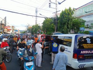 Polresta Malang Kota dan Relawan Amankan ODGJ yang Acungkan Sajam