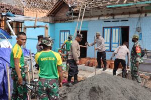Sinergitas Polres Bondowoso dan TNI Bantu Warga Terdampak Angin Puting Beliung
