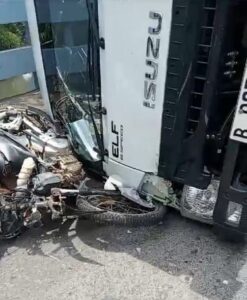 Mobil Box Tabrak Empat Motor di Jembatan Melik