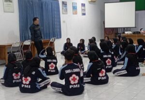 PMR Wira SMK Negeri 6 Jember Gelar Pendidikan Kepalangmerahan