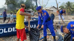 Polairud Polresta Banyuwangi Bersama Masyarakat Pesisir Bersatu, Sapu Bersih Sampah Laut