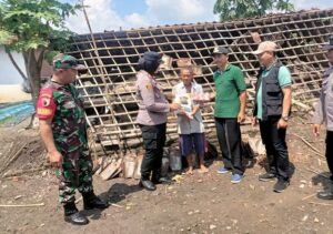 Polres Tulungagung Salurkan Bantuan Sosial kepada Korban Angin Puting Beliung
