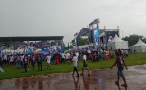Simpatisan Partai Demokrat Tetap Semangat Menyambut Kedatangan Presiden RI Ke-6