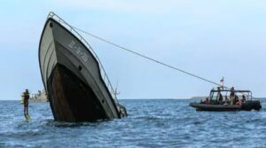 TNI AL Tenggelamkan Tga Kapal Patroli yang Tidak Aktif di Pantai Bangsring