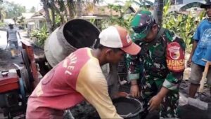 Babinsa Madurejo Koramil 0821-08 Pasirian Giat Karya Bakti Pengecoran Jalan