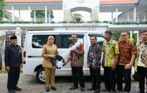 Bupati Banyuwangi Serahkan Mobil Operasional kepada Walubi