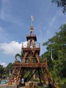 Mini Menara Eiffel yang Ikonik di wisata Sumber Takir Park, Lumajang