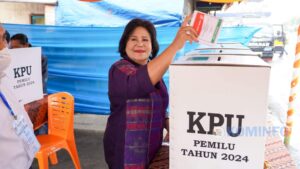 Bupati Karo, Cory Sriwaty Sebayang, Menyalurkan Hak Suaranya dalam Pemilu