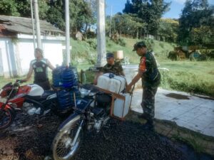 Babinsa Koramil 0821/04 Gucialit Bantu Warga Ambil Air Bersih