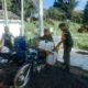 Babinsa Koramil 0821/04 Gucialit Bantu Warga Ambil Air Bersih