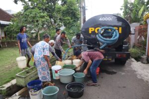 Kepolisian Resor Malang Respon Cepat Krisis Air Bersih