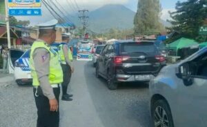Polres Tanah Karo Tak Kenal Lelah Atur Arus Lintas di Kota Wisata Berastagi