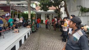 Personel TNI Koramil 0821/19 Sumbersuko Amankan Proses Rekapitulasi Suara