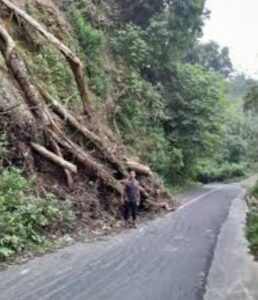 Jalan Alternatif Lintas Karo - Langkat Terjadi Longsor Menutup Jalan