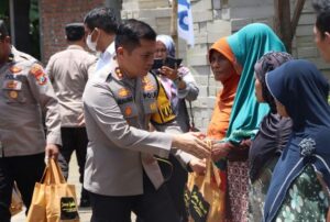 Kapolres Nganjuk dan Dandim 0810 Nganjuk Bantu Korban Puting Beliung
