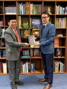 Kompolnas RI Serahkan Buku Radikalisme Terorisme dan Deradikalisasi di Indonesia