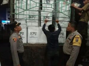 Polsek Simpang Empat Kawal Logistik Pemilu 2024 Menuju KPUD Karo