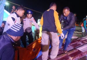 Satpolairud Polresta Banyuwangi Evakuasi Jenazah ABK KM FR 82