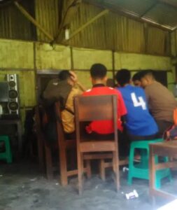 Siswa pelajar asik bermain kartu Domino di meja satu yang ada di warkop itu.