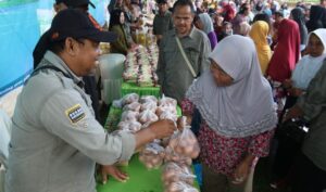 Warga Genteng Serbu Pasar Murah