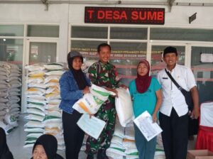 Babinsa Koramil 0825-11 Pesanggaran Dampingi Penyaluran Bantuan Sosial PKH