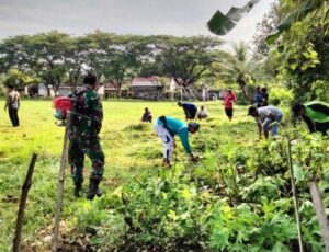 Babinsa Tegalsari Bersama Warga Bersihkan Lapangan