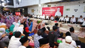 Buka Bareng Warga Pasar Genteng, Bupati Ipuk