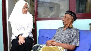Bupati Ipuk Menjenguk Lansia Sakit yang Tinggal Sebatang Kara di Banyuwangi