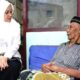 Bupati Ipuk Menjenguk Lansia Sakit yang Tinggal Sebatang Kara di Banyuwangi