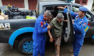 Evakuasi Korban Banjir di Mojokerto