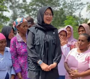 Bupati Ipuk Salurkan Bantuan ke Kampung Tlocor di Kaki Gunung Raung