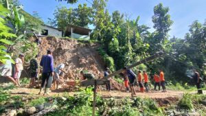 Gotong Royong TNI, Polri, BPBD, dan Warga Bersihkan Material Longsor
