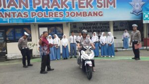 Satlantas Polres Jombang Berikan Penghargaan SIM Gratis