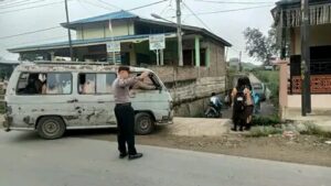 Ciptakan Rasa Aman, Polisi Bantu Siswa SMA Negeri 1 Tiga Binanga Menyebrangi Jalan Sekitar Pasar Hitam
