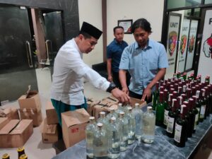 Polres Jombang Tangkap 8 Penjual Miras dengan Ratusan Botol Barang Bukti
