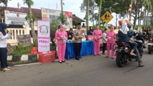Polsek Kepanjen Kabupaten Malang Bagikan Takjil Gratis di Bulan Ramadhan