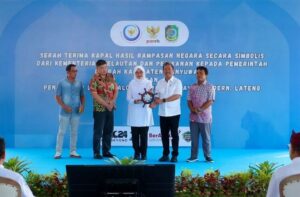 KKP Serahkan Dua Kapal Ikan Rampasan kepada KUB Nelayan di Banyuwangi