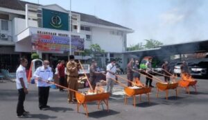 Kejaksaan Negeri Jember Musnahkan Barang Bukti